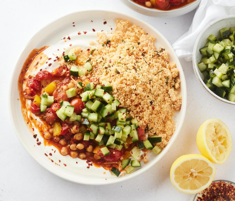 Couscous aux tomates cerises chaudes, pois chiches, salsa de concombre et yaourt frais – par Chloé