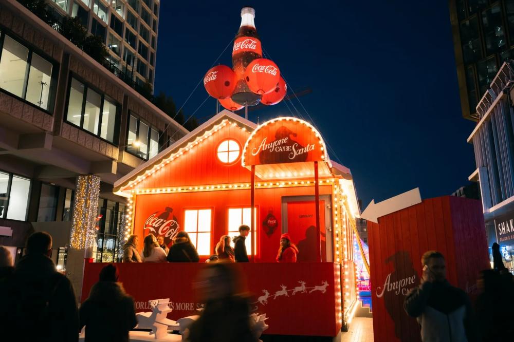 Coca-Cola crée une expérience de Noël magique et soutient les Banques Alimentaires.  Son chalet de Noël aux Plaisirs d'Hiver promet un vol interactif au-dessus de Bruxelles 