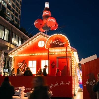Coca-Cola crée une expérience de Noël magique et soutient les Banques Alimentaires.  Son chalet de Noël aux Plaisirs d'Hiver promet un vol interactif au-dessus de Bruxelles 
