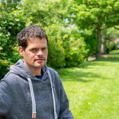 Yuri (40 ans) raconte comment ses problèmes de santé l’ont fait basculer dans la pauvreté